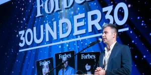 יבגני דיברוב נואם באירוע ההשקה של פורבס 30Under30 מחזור 2022 | צילום: יוסי אלוני