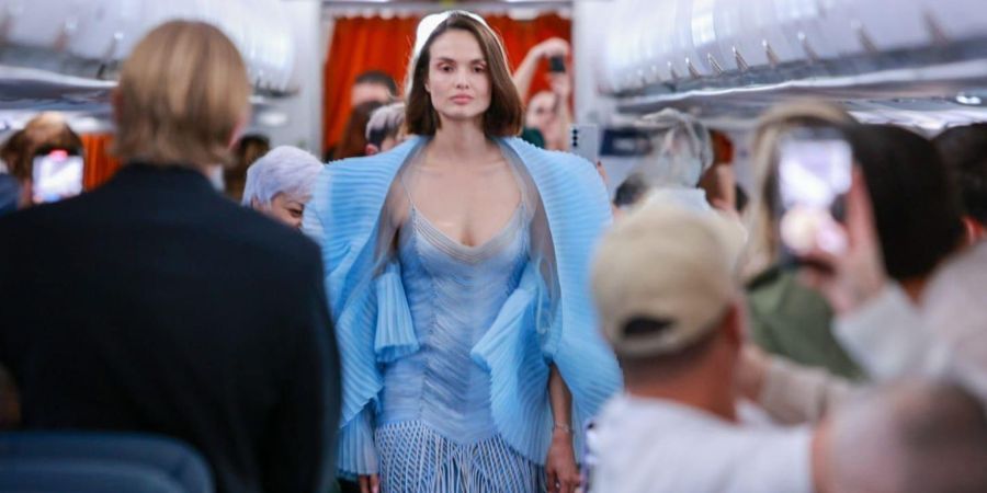 תצוגת האופנה בשיאה בזמן טיסה במטוס איירבוס A320 של חברת ישראייר | צילום: בן עמי קרן