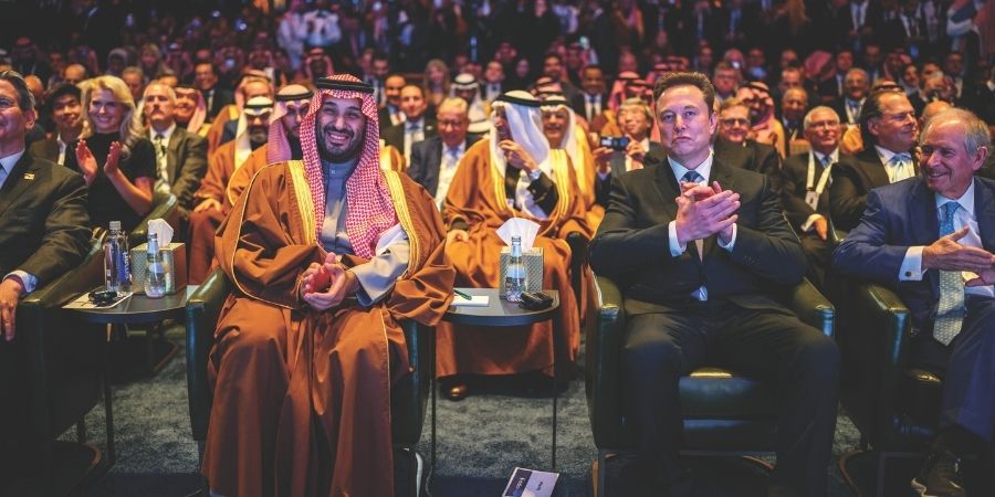 בדרך לטריליון דולר, אילון מאסק (במרכז) ולשמאלו יורש העצר הסעודי MBS. | צילום: דניאל טורוק, הבית הלבן