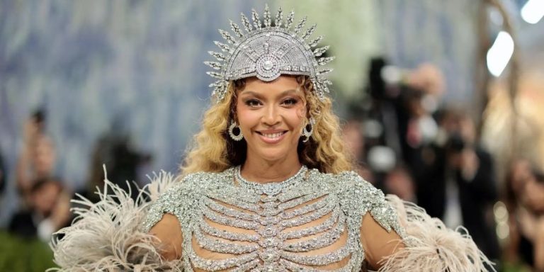 כבוד היושבת ראש ביונסה | Photo: Dimitrios Kambouris/Getty Images for The Met Museum/Vogue