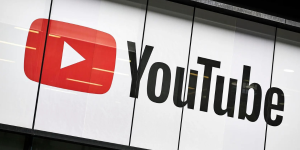 לוגו YouTube מחוץ לאולפני YouTube Space בלונדון | צילום: Olly Curtis/Future via Getty Images.