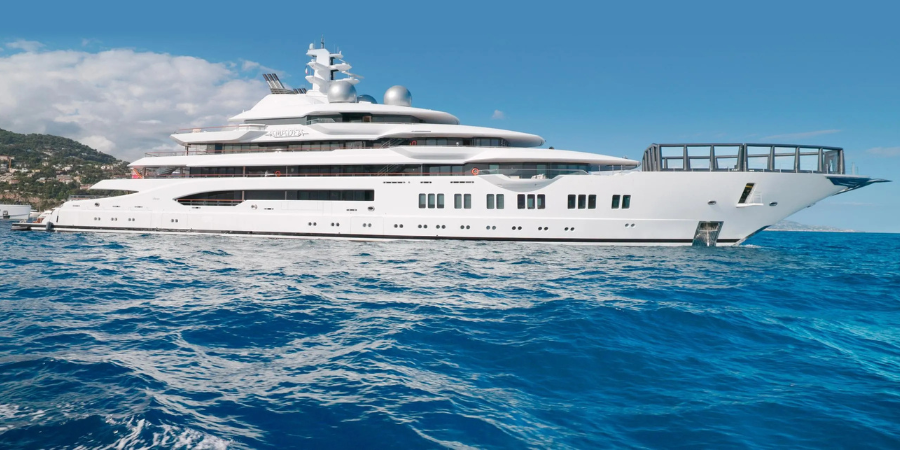 יאכטת ה־Amadea, באורך כ־106 מטרים, כוללת בית קולנוע, בריכת אינפיניטי, ספא, סלון יופי ומנחת מסוקים שהוסב למגרש פיקלבול | צילום: Michel Champouret