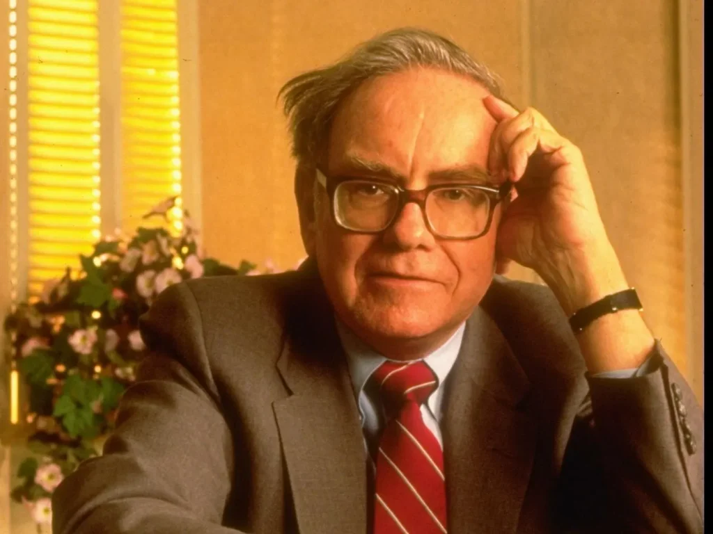 וורן באפט בצעירותו. ב־1965 השתלט על Berkshire Hathaway, אז חברת טקסטיל מתקשה, ובהמשך הפך אותה לאחת מאימפריות העסקים הגדולות בעולם. צילום: Getty Images