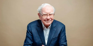 וורן באפט. אחרי יותר משישה עשורים ב־Berkshire Hathaway, המשקיע האגדי פורש מתפקיד יו"ר החברה בגיל 96. | צילום: Tmothy Archibald for Forbes