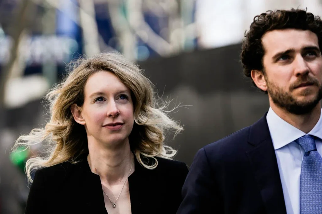 אליזבת הולמס, מייסדת Theranos, לצד בן זוגה בילי אוונס | צילום: Getty Images