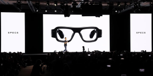 אוון שפיגל מציג את משקפי Specs החדשים באירוע ההשקה בספטמבר, לאחר שהעיצוב המסורבל והמחיר הגבוה הפכו לבדיחה ברשת | צילום: Phillip Faraone/Snap/Getty Images