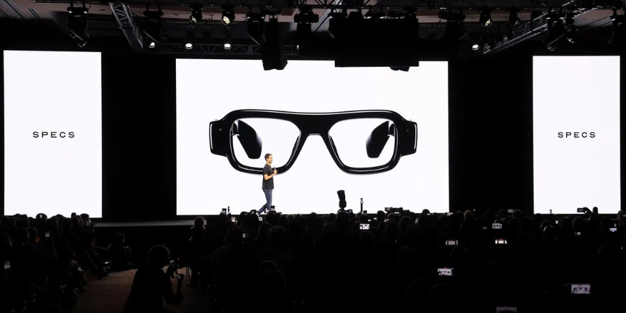 אוון שפיגל מציג את משקפי Specs החדשים באירוע ההשקה בספטמבר, לאחר שהעיצוב המסורבל והמחיר הגבוה הפכו לבדיחה ברשת | צילום: Phillip Faraone/Snap/Getty Images