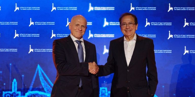 ג'ון פולסון לצד פרופ' תמיר שפר, נשיא האוניברסיטה העברית |צילום: דוד סאלם