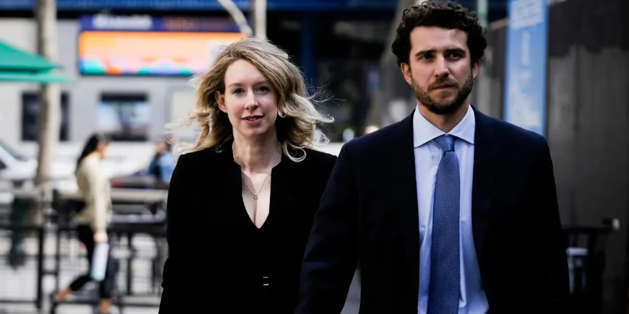 אליזבת הולמס, מייסדת Theranos שהורשעה בהונאת משקיעים, לצד בן זוגה בילי אוונס, העומד מאחורי סטארטאפ חדש לבדיקות דם. המיזם מעורר השוואות לחברה שקרסה ומעלה שאלות בנוגע למעורבותה האפשרית של הולמס בפעילותו | צילום: Getty Images